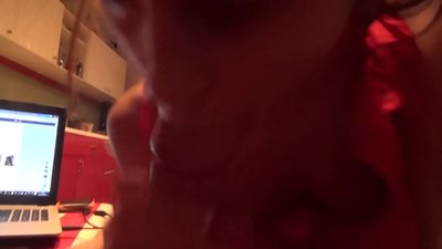 ಮನೆಯಲ್ಲಿ ಯಾರೂ ಇಲ್ಲದ ಸಮಯದಲ್ಲಿ ಶಾಲಾ ವಿದ್ಯಾರ್ಥಿನಿ ತನ್ನ ಸಹೋದರನ ಡಿಕ್ ಅನ್ನು ಹೀರುತ್ತಾಳೆ